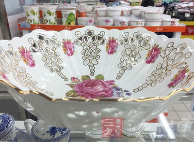 此外，除了仿瓷餐具外，長期使用釉上彩餐具