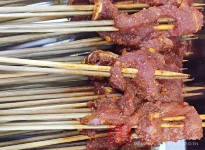 無論是紅肉還是白肉，都含有脂肪、飽和脂肪酸、不飽和脂肪酸，含量都是相對的