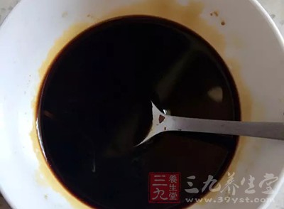 醋瓶內加入少許芝麻油或熟花生油