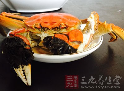 大家在把螃蟹掰開來之後，在它中間會有一層黑色的膜衣