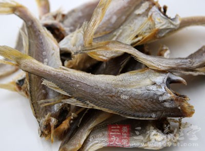 腌制食物中鹽分極多，容易造成腎髒負擔加重