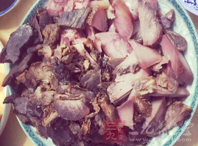 熏肉、熏魚、煙熏鴨是生活中最常見的熏制食物
