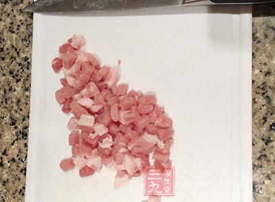 而在一棟樓之隔的仙姬巷農貿市場，記者果然有了發現