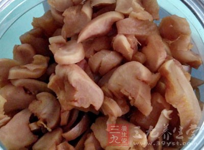 暑濕感冒，除忌肥膩外，還忌過鹹食物如鹹菜、鹹帶魚等