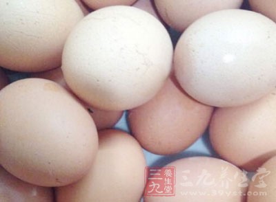 吃完雞蛋後吃柿子輕則會得食物中毒