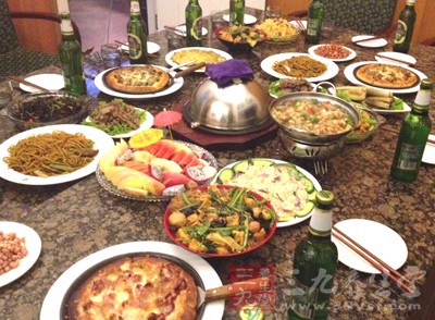 或者是將賓館、酒樓剩下的飯菜經過簡單加工提煉出來的油