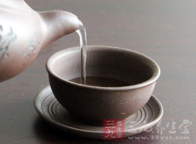 女性月經期處於失血狀態，抵抗力降低，此時若喝寒性的涼茶，極易導致氣血受寒而凝滯、經血排出不暢