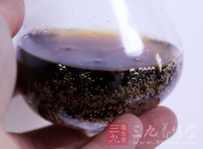 25日晚9時，上海嘉定一男孩從冰箱拿出一罐可樂，開啟瞬間發生爆炸