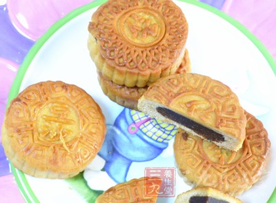 在越來越多的月餅采用塑料作為包裝物的時候