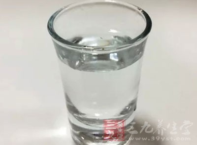 鈣、鎂、鋅等元素缺乏。由於酒精影響小腸的結構和對消化腺體的損害