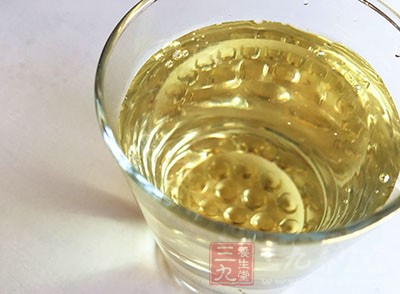 這種飲料雖然口感獨特，但對人的胃部具有刺激性的作用