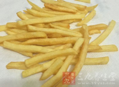 薯條含有大量的鹽、氫化植物油和飽和脂肪酸，容易使皮膚毛孔變大