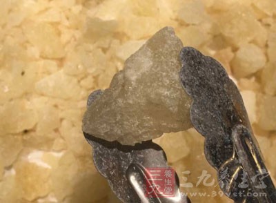 過量的糖會引起“糖基化”反應，傷害皮膚膠原蛋白，導致皮膚松弛