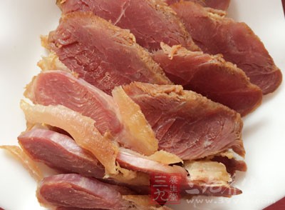 吃生牛肉或者半熟牛肉都不利於健康，牛肉可能攜帶沙門氏菌或者大腸桿菌