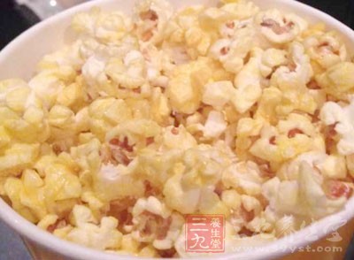 膨化食品以澱粉為主料，在高溫高壓膨化處理後，噴上油脂及各種調味品
