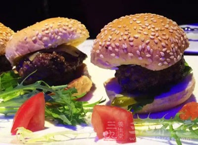 漢堡包、比薩餅、油炸食品、脂肪、可樂、巧克力、蛋糕、點心等等