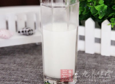 牛奶中含有豐富的鈣離子，而茶葉中的鞣酸會阻礙鈣離子在腸胃中的吸收