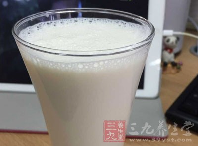 很多人都說不能空腹喝牛奶