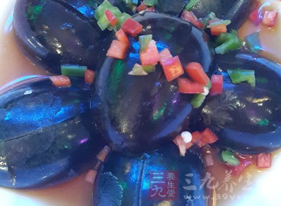 松花蛋中的蛋白質和蛋黃雖然凝固,但是去沒有經過高溫制作 松花蛋中的蛋白質和蛋黃雖然凝固,但是去沒有經過高溫制作