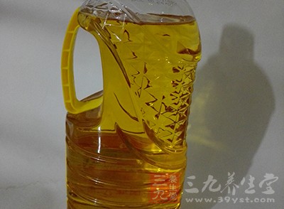 第三步看包裝材料：玻璃瓶、鐵通、塑料桶