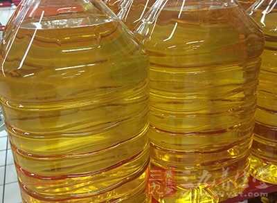 第一步看配料成分：原料來源、是否是轉基因的、添加劑
