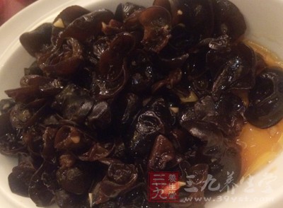 劣質木耳的氣味也難聞，食用起來苦澀難以下咽