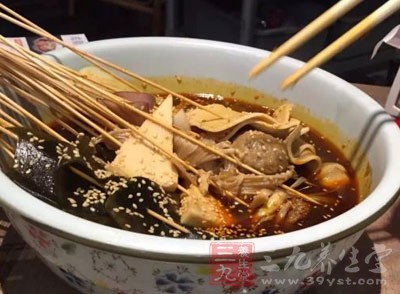 在醫生向她問及病史時，她提到了喜歡吃火鍋、麻辣燙、燒烤