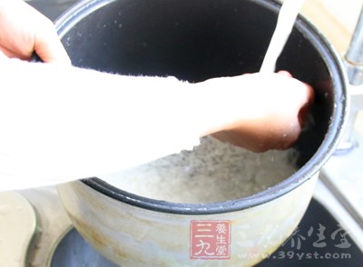 進行清洗可以去除其中大部分的黃曲霉毒素 進行清洗可以去除其中大部分的黃曲霉毒素