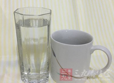 因此吃了鹹的食物後應該立即補水，尤其不要以飲料代替