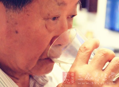 如今，關於喝水的文章也不在少數