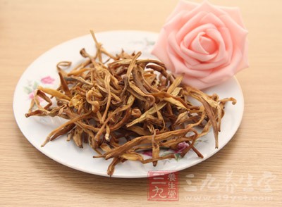 我們在食用黃花菜之前，一定要先把黃花菜經過仔細的處理