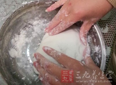 揉面：將發酵好的面團再次使勁揉至體積縮小，內部空氣被擠出後揉成條