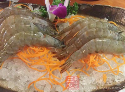 若是從市場中買了活的河蝦回來，可以在水裡放少量的食鹽