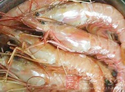 將蝦煮到半熟的程度，此時蝦的背很容易拱起