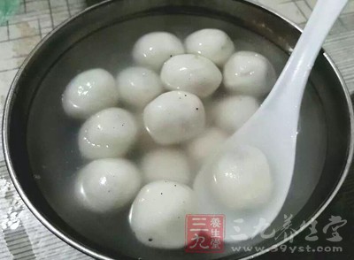 對於粘性強的食物最好也不要吃，例如湯圓
