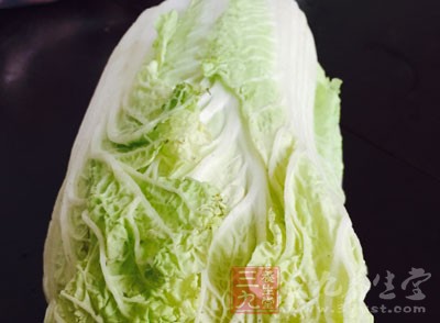 將所有的食材都清洗干淨後，在鍋中放入適量的食用油，然後放入白菜幫炝炒