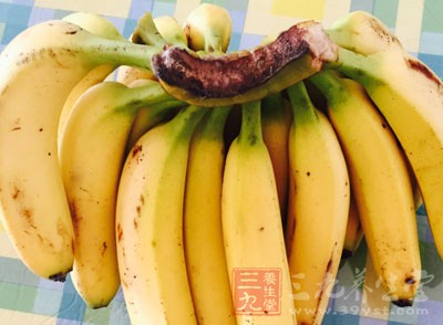 多食水果、蔬菜，以利潤腸通便，水果有蘋果、香蕉、梨等