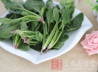 膳食中新鮮的綠葉蔬菜和水果攝入不足，導致維生素A、維生素C缺乏