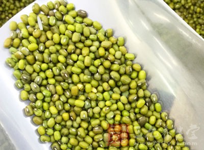 據媒體曝光，他們是用土豆和豆渣來制作綠豆冰的，而不是干淨的綠豆