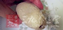 由於辣條制作的不衛生，其中各種細菌很多，容易出現急性胃腸炎，上吐下瀉