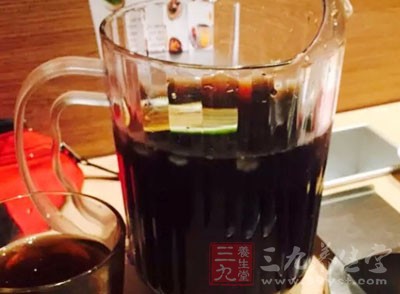 含磷酸、碳酸，會帶走體內大量的鈣