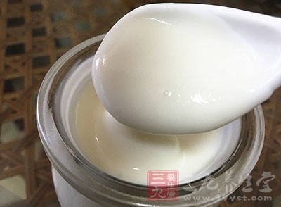 剛喝完酸奶又開始吃用香蕉，自身會出現腹痛及腹瀉
