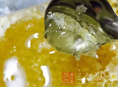 苦瓜250克，枸杞子30克，蜂蜜10克，冰糖5克，濃縮橘汁10克