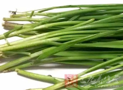 蝦仁30克，韭菜250克，雞蛋1個，花生油、醬油、芝麻油、濕澱粉、鹽各適量