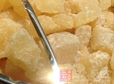 白木耳潤肺，黑木耳補腎，黑白木耳同用，有金水相生之妙用