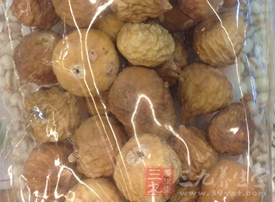 這種食物就是干果類的食物，如杏干、無花果干等食物