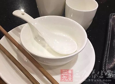 每副餐具至少經過9雙手