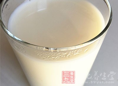 有的人喜歡在早上的時候喝牛奶