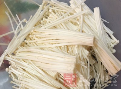 宜—食火鍋時宜多吃菜心、芥蘭、金針菇或鮮冬菇等較正氣的蔬菜