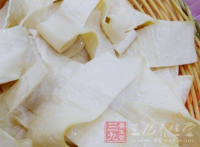 鍋內放入泡菜、豆腐、豆皮、扁蒲、辣椒、青蒜